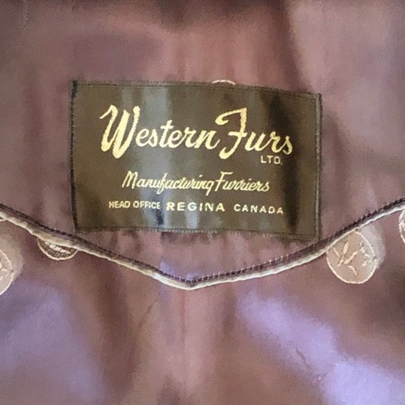 Vintage Muskrat Fur Coat - Bust 42 - Size 12 - Cropped Fur Jacket - Canada Fur - Picture 3 of 8